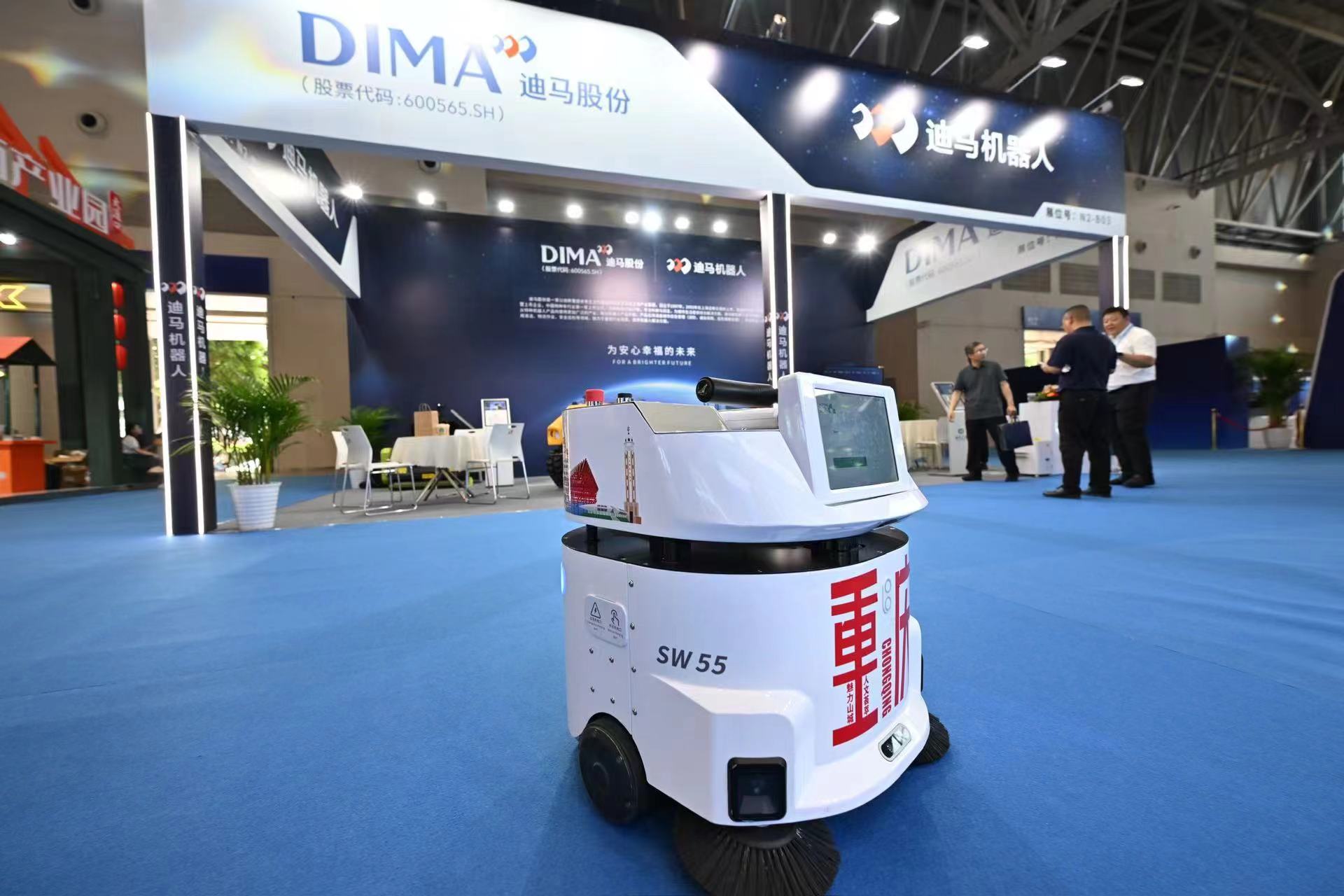 亮相西洽会，被“团宠”，无水清洁机器人展示独特风采